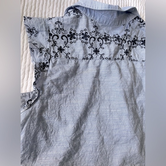 Embroidered button-up sleeveless blouse - Picture 4 of 4